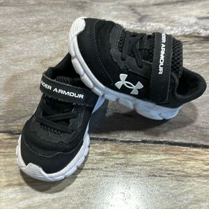 Toddler 6 under armour sneakers